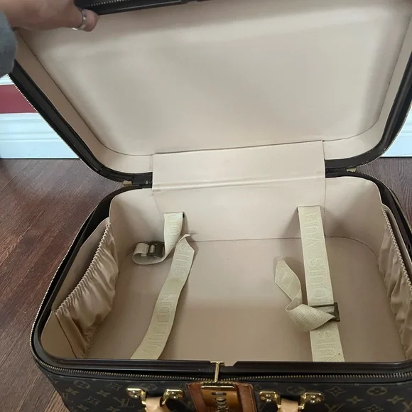 Authentic Louis Vuitton hard lock luggage trunk - Picture 9 of 12